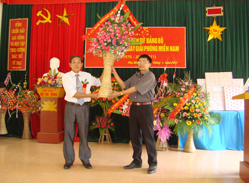 Lễ phát hành Lịch sử Đảng bộ xã Phú Minh, (1930 – 2010), huyện Kỳ Sơn, tỉnh Hòa Bình